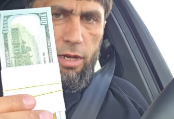 Казахстанец отправил пачку долларов дагестанскому активисту Омарасхабу Ахмедову
