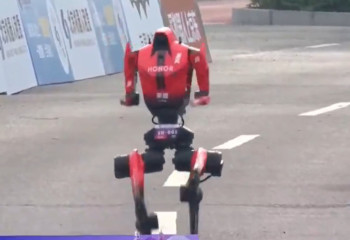 В Пекине робот пробежал марафон быстрее человека