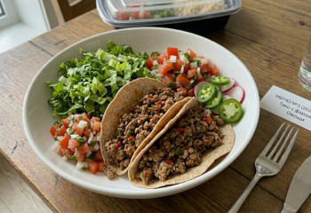 Учёные выяснили: чтобы похудеть, нужно есть дома, а не в столовой