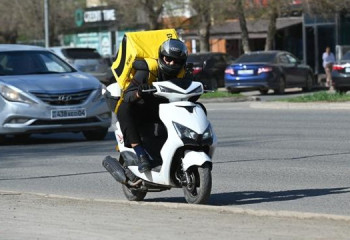 «Курьерлерге қатысты шағым көп»: жолдардағы қауіпсіздік мәселесі күшейеді