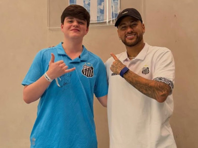 Қазақстандық киберспортшы Неймармен түскен суреттерін жариялап, желіні шулатты