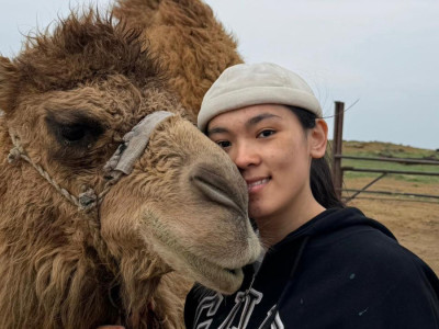 Қаланы емес, даланы таңдады: түйеші қыз ауыл өмірін қалай насихаттап жүр