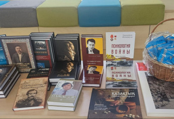 Казахстанские дипломаты передали в дар московским школам книги