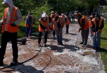 Алматыда тротуарлар арнайы тазартқыш құралдармен жуылып жатыр