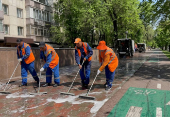 Большая уборка в Алматы: тротуары очищают специальными моющими средствами