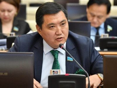 «10 миллиард кімге кетті? Базарбек «болашақтықтардың»  тізімін жариялауды талап етті