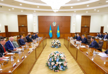 Olzhas Bektenov holds meeting with global agricultural machinery manufacturers