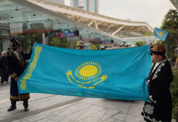 Токио төрінде қазақ туы желбіреді: Жапонияда ауқымды этно-парад өтті