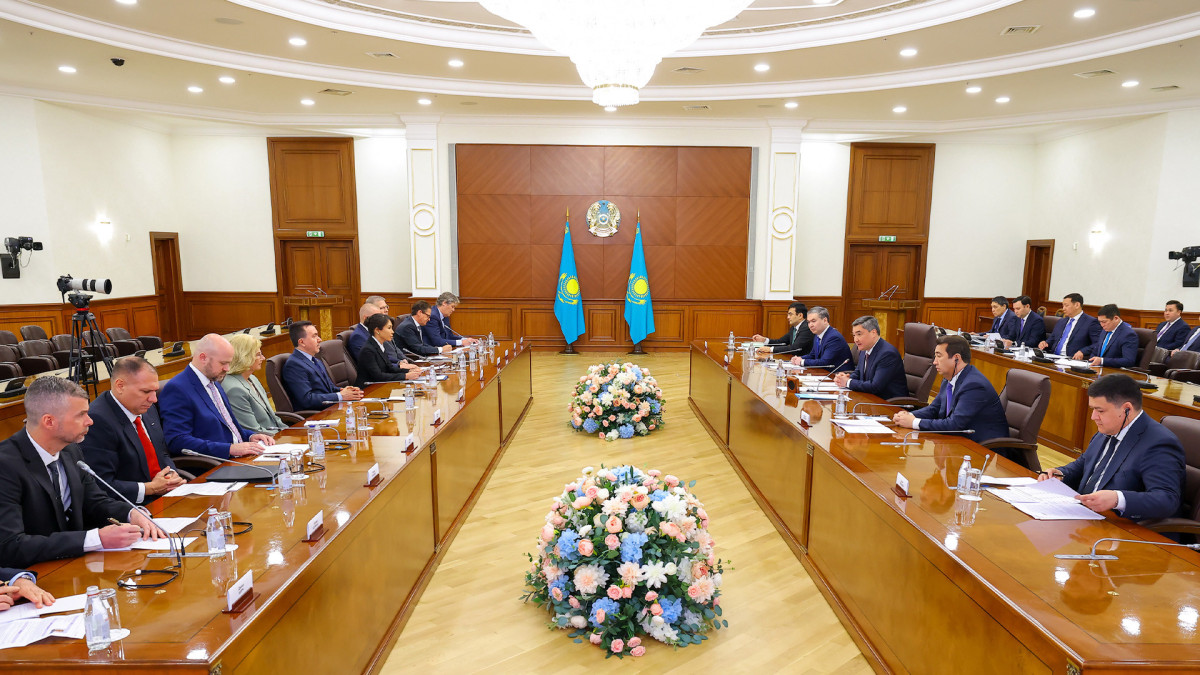 Olzhas Bektenov holds meeting with global agricultural machinery manufacturers