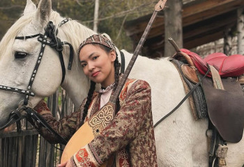 Воительница на верблюде: в соцсетях восхищены девушкой, которая стреляет из лука
