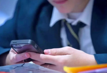 Мектепте смартфон ұстауға тыйым салынуы мүмкін