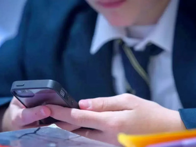 Мектепте смартфон ұстауға тыйым салынуы мүмкін