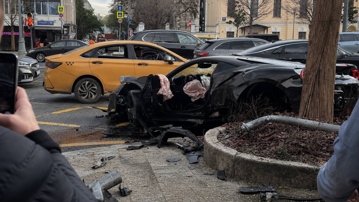 Рэпер Navai попал в ДТП и разбил свой Ferrari