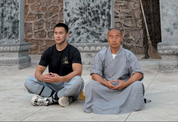 Kazakhstani blogger learns Kung Fu at Shaolin monastery