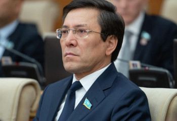 Мектеп бітіретін қызы бар депутат ақша жинауға қатысты ойын айтты