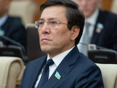 Мектеп бітіретін қызы бар депутат ақша жинауға қатысты ойын айтты