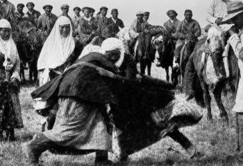 Старинная женская борьба у казахов: редкие традиции и архивные фото «Қатын күрес»