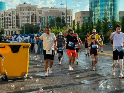 Astana Half Marathon қатысушылары «Таза Қазақстан» акциясын қолдап, плоггинг өткізді
