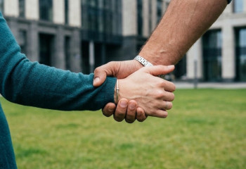 В Астане у «Хан Шатыра» девушку связали и пытались силой посадить в автомобиль
