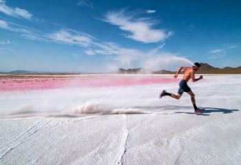 The Mangystau miracle: American runs across a salt flat  and breaks the internet