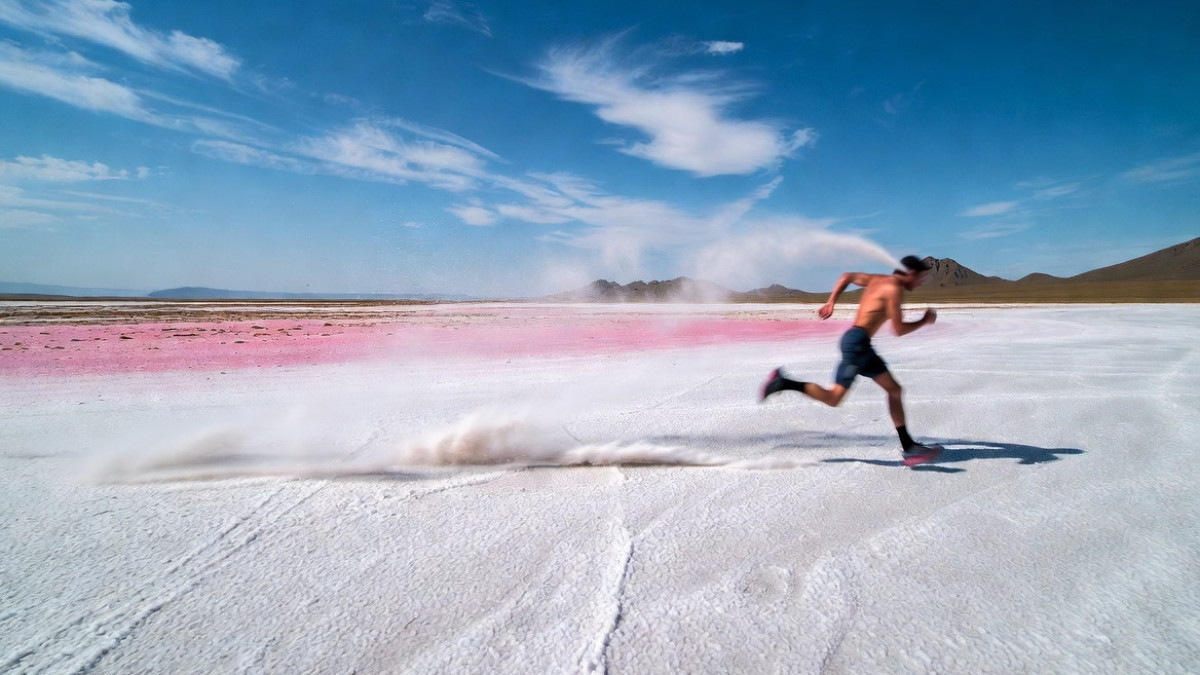 The Mangystau miracle: American runs across a salt flat  and breaks the internet