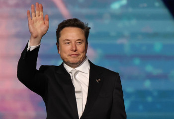 Илон Маск стал первым триллионером после IPO SpaceX