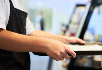 С какого возраста подростки могут работать в Казахстане