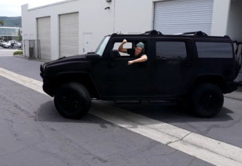 Hummer превратили в «черную дыру». Его покрыли краской, поглощающей почти весь свет
