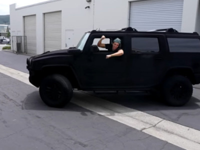 Hummer превратили в «черную дыру». Его покрыли краской, поглощающей почти весь свет