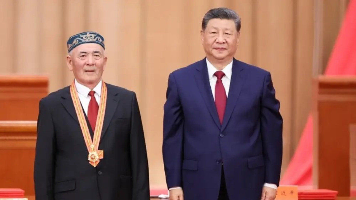 «Мың шақырым жырақ тұрсам да, көңілім сендермен бірге»: Қытайда марапат алған қазақ дәрігері