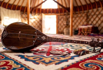 В чем секрет домбры: звучит как оркестр