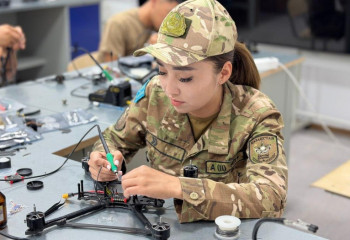 Құрлық әскерлері институтының қызметшілері FPV-дрон құрастыруды меңгеріп жатыр