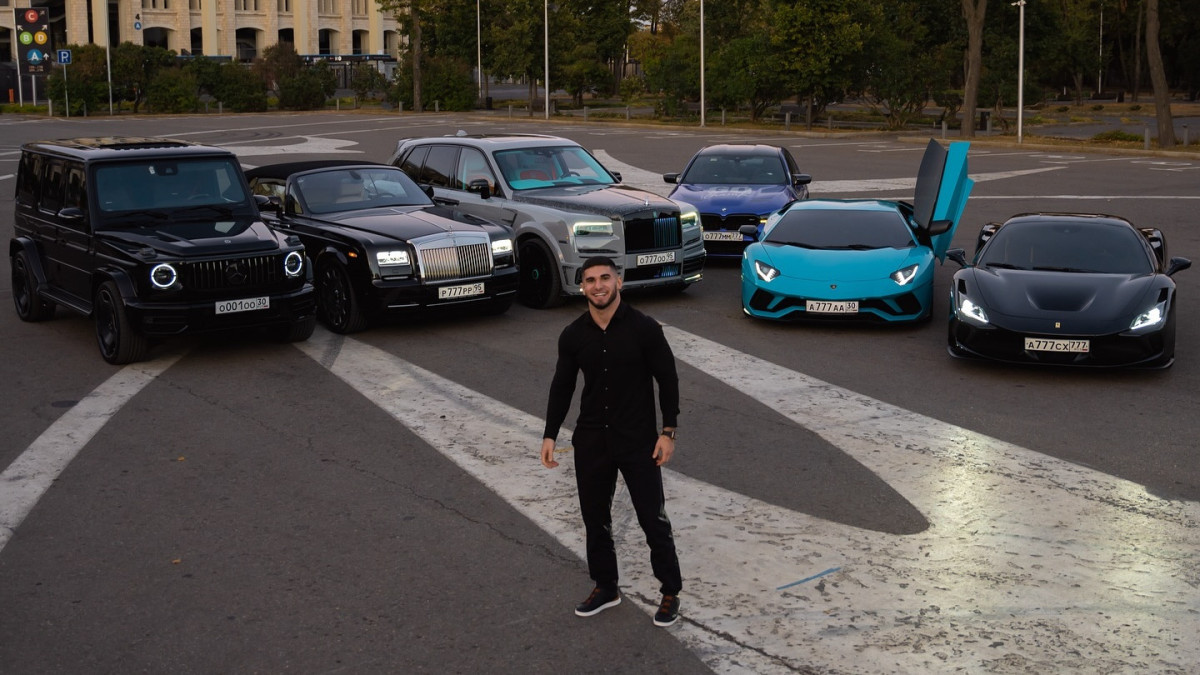 Асхаб Тамаев вырезал кожу с интерьера Bugatti Veyron для куртки