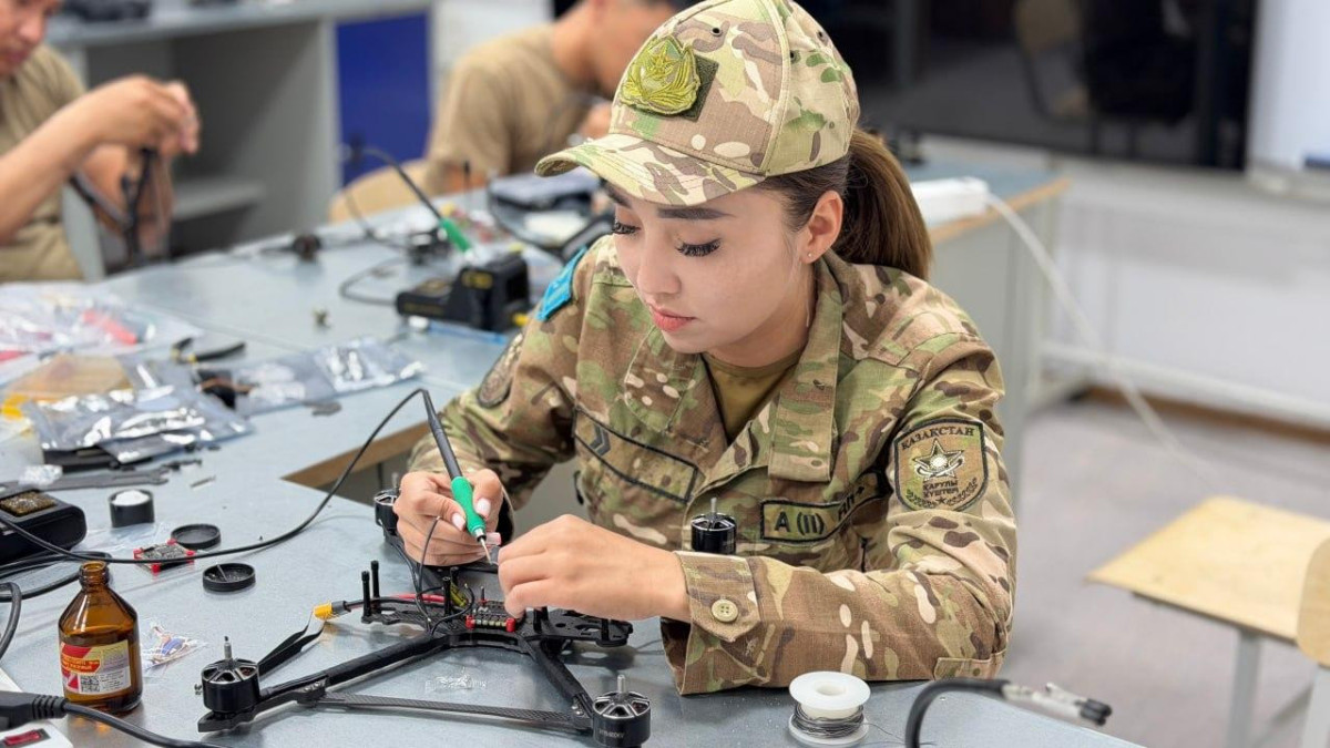 Құрлық әскерлері институтының қызметшілері FPV-дрон құрастыруды меңгеріп жатыр