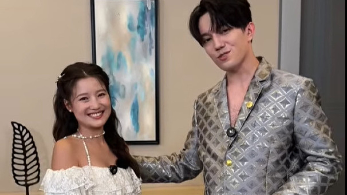 Dimash Qudaibergen and Kyrgyz singer Nur Cholpon exchange national cultural gifts