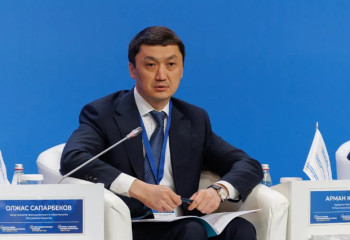 «Үш балам бар»: вице-министр қандай көлік мінетінін айтты