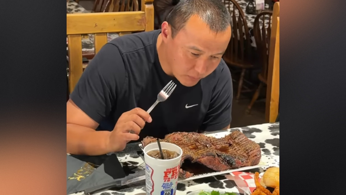 Kazakh citizen takes on 72oz steak challenge in US