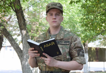 Қазақша білмей әскерге келген сарбаз 8 айда Абайды жатқа айтып жүр