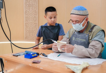 Astana schoolchildren learn traditional Kazakh crafts for free