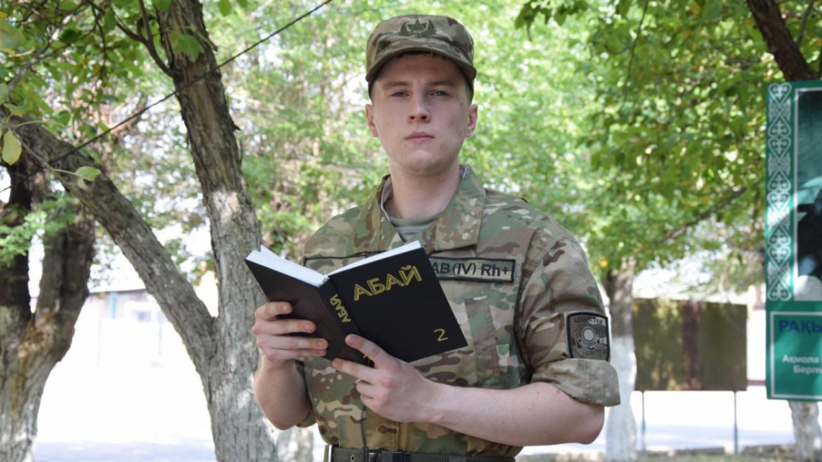 Қазақша білмей әскерге келген сарбаз 8 айда Абайды жатқа айтып жүр