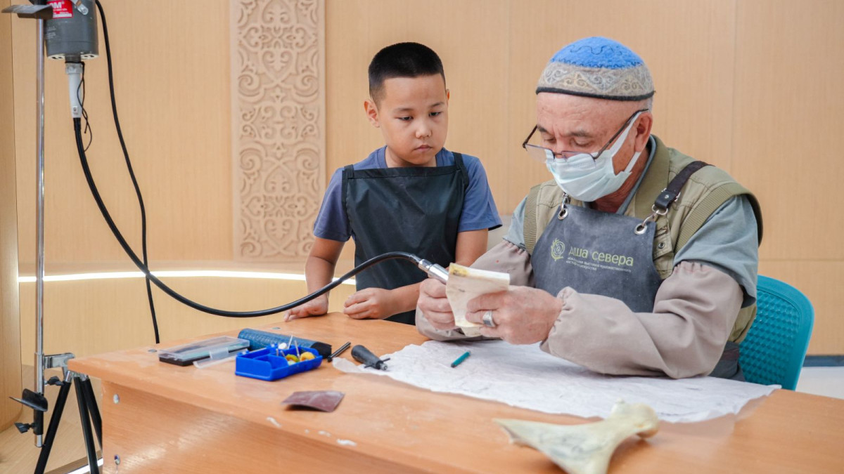 Astana schoolchildren learn traditional Kazakh crafts for free