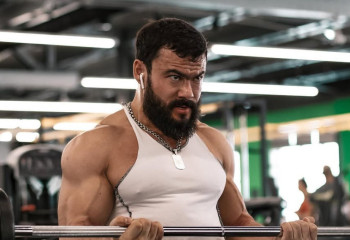Айтым Жакупов борется за жизнь 300-килограммового мужчины