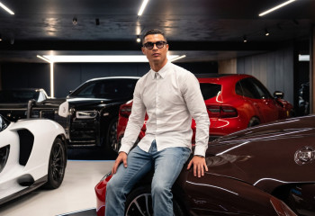 Криштиану Роналду показал свой Bugatti и другой автопарк