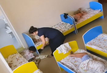 «Не деген сұмдық»: Таразда аутизмі бар баланы ұйықтату үшін қол-аяғын байлап қойған