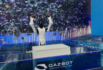 Астанада роботтар «Қара жорға» билеп, форумды қазақ тілінде жүргізді