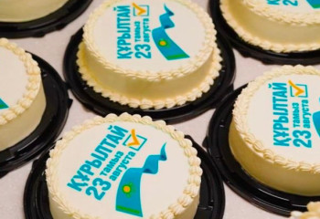 Қазақстанда Құрылтай сайлауының нышандарымен безендірілген тәттілер шығарылды