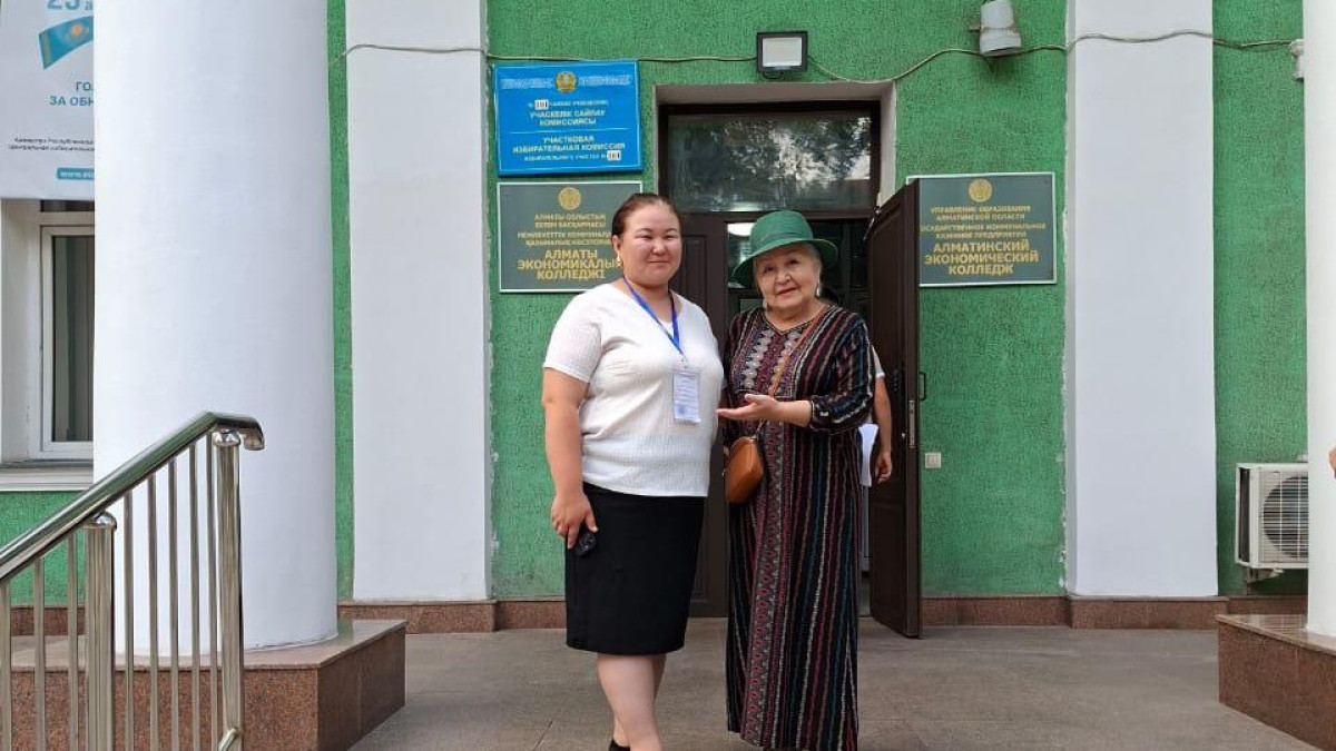 Қазақстанның еңбек сіңірген әртісі Лидия Кәден Құрылтай сайлауында дауыс берді