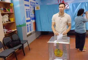 Елмен бірге: Қазақстан жұлдыздары алғашқы Құрылтай сайлауында дауыс берді