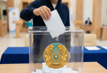 Голосование проходит открыто, за ним следят наблюдатели из 42 стран