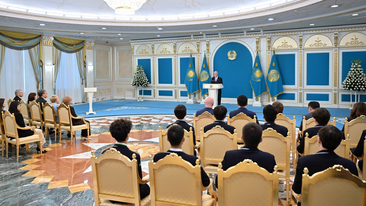 Тоқаев: Жастар халықаралық олимпиадаларда мыңнан астам медаль жеңіп алды
